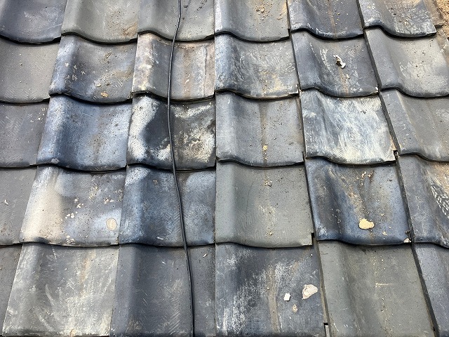 瓦の劣化状況を確認